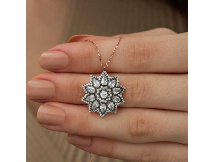 Gümüş Çiçek Desenli Elmas Montür Kolye